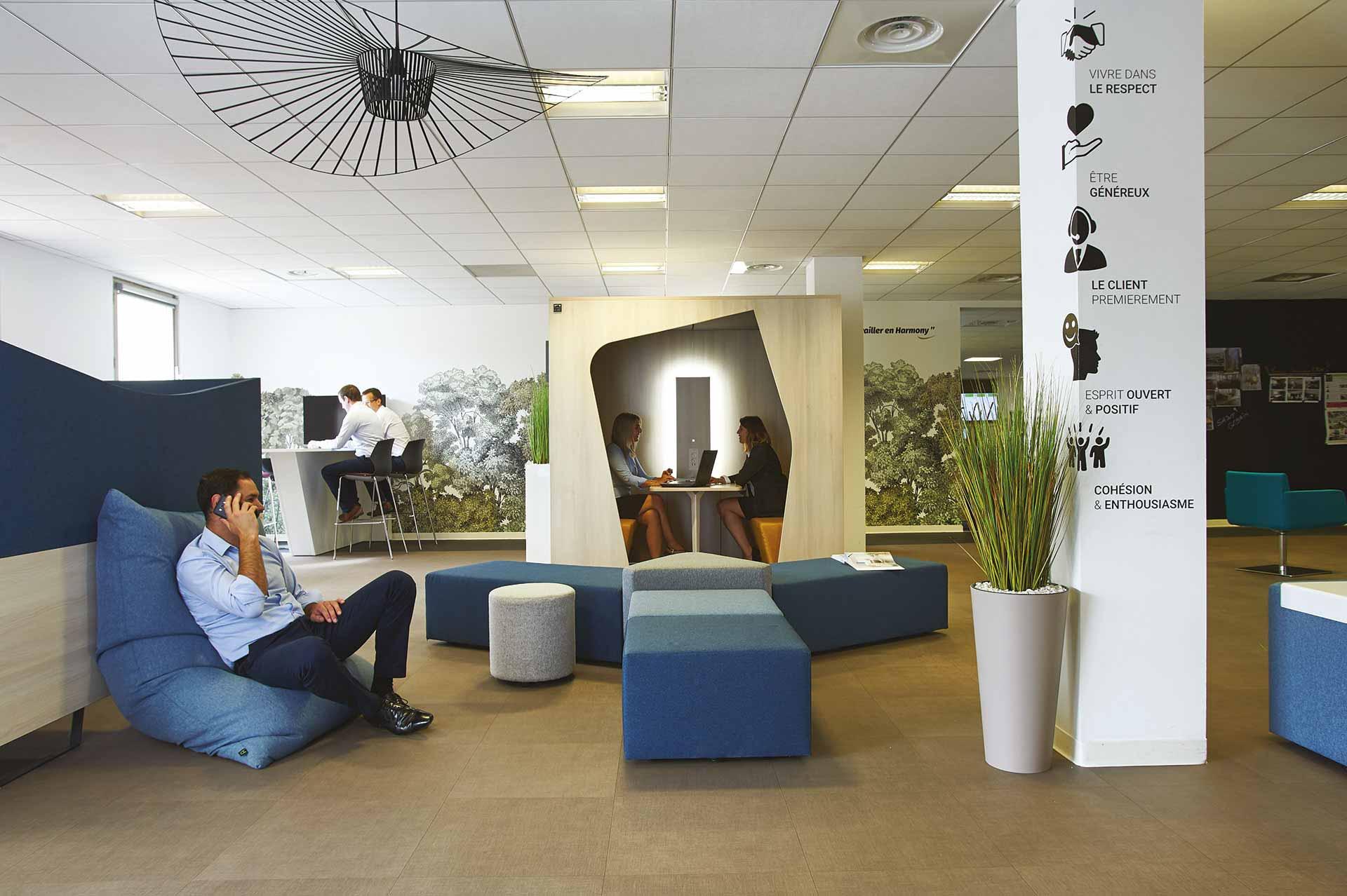 Zone détente avec assises type pouf et zone isolée avec une table