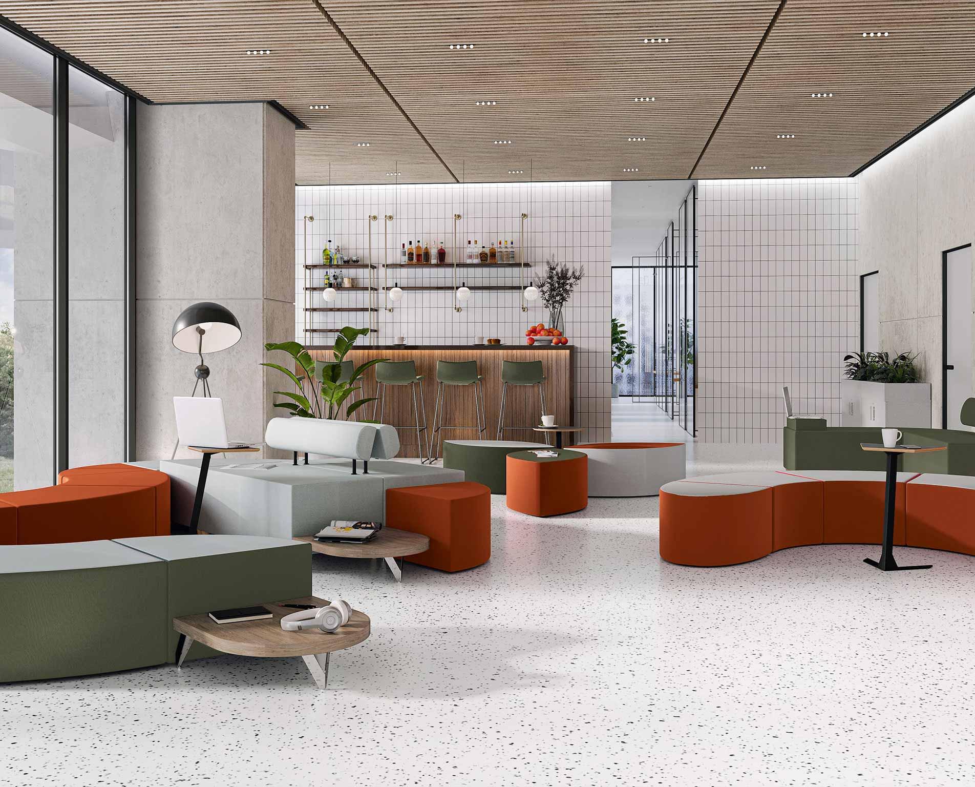 Espace informel composé de meubles modernes et colorés